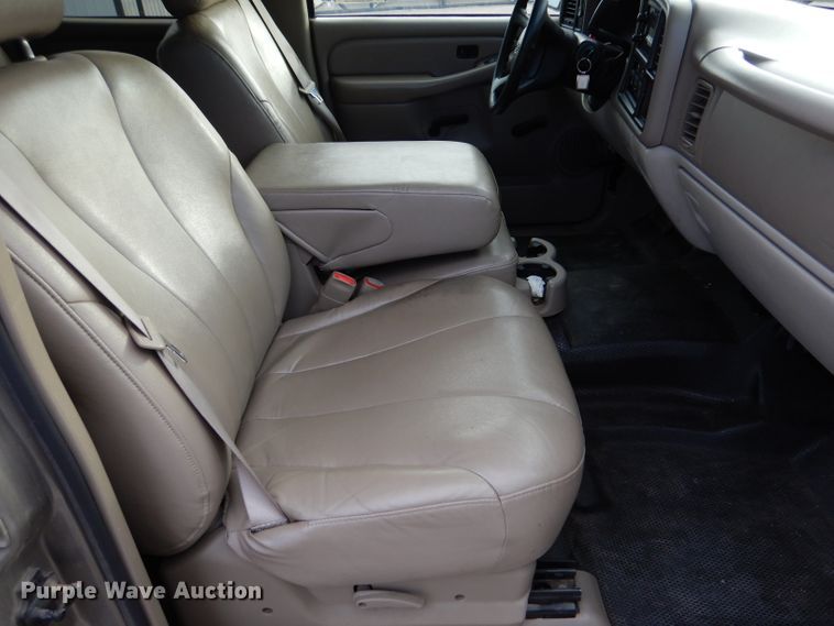 image for item IV9900 2001 Chevrolet Suburban  SUV