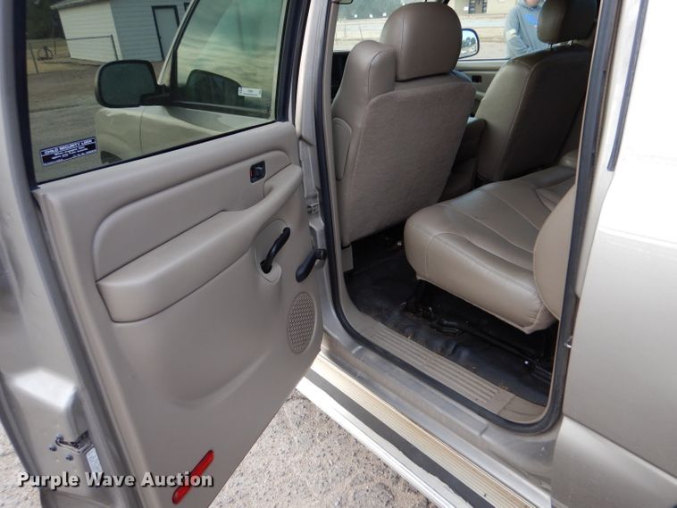 image for item IV9900 2001 Chevrolet Suburban  SUV