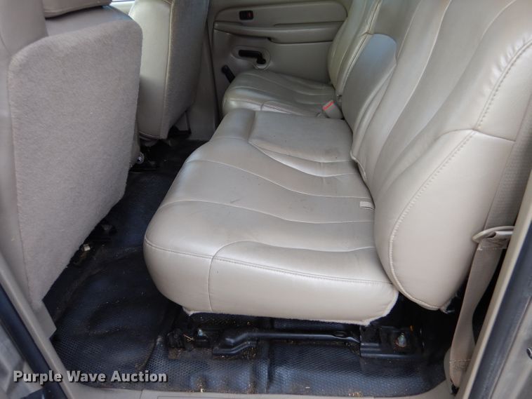 image for item IV9900 2001 Chevrolet Suburban  SUV