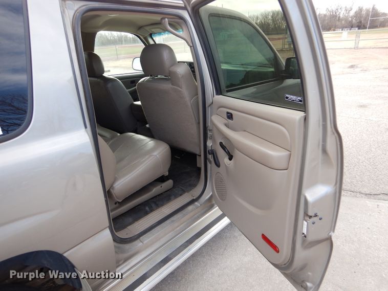 image for item IV9900 2001 Chevrolet Suburban  SUV