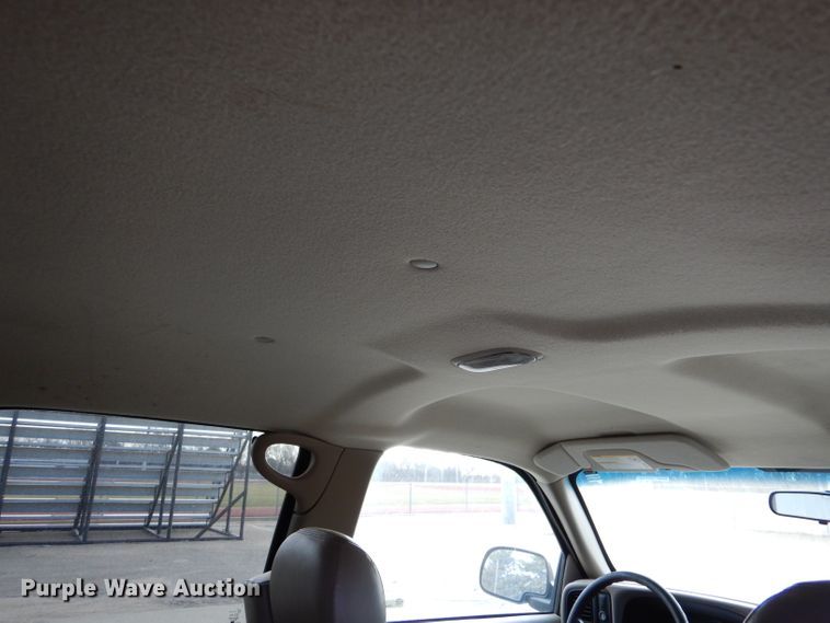 image for item IV9900 2001 Chevrolet Suburban  SUV