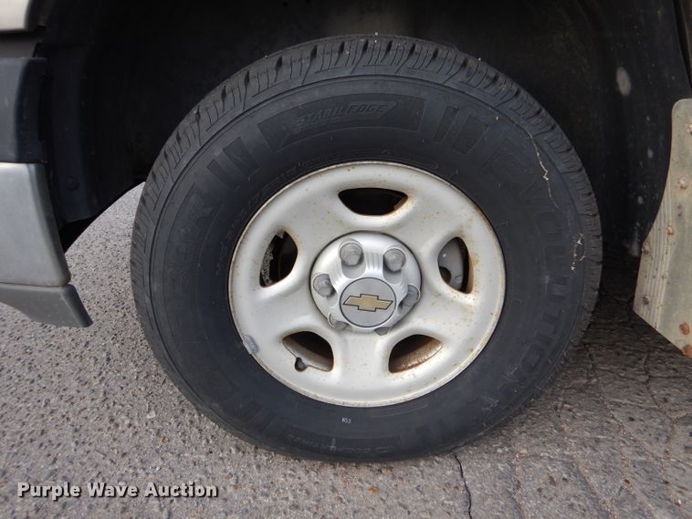 image for item IV9900 2001 Chevrolet Suburban  SUV