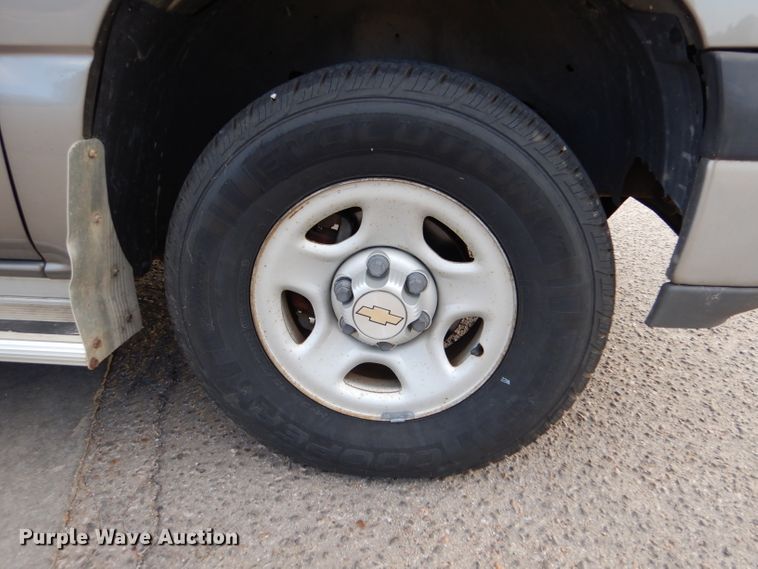 image for item IV9900 2001 Chevrolet Suburban  SUV