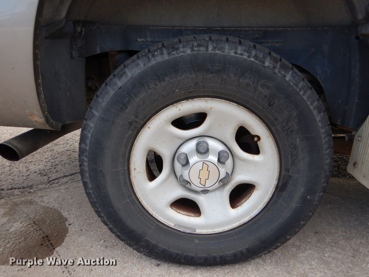 image for item IV9900 2001 Chevrolet Suburban  SUV