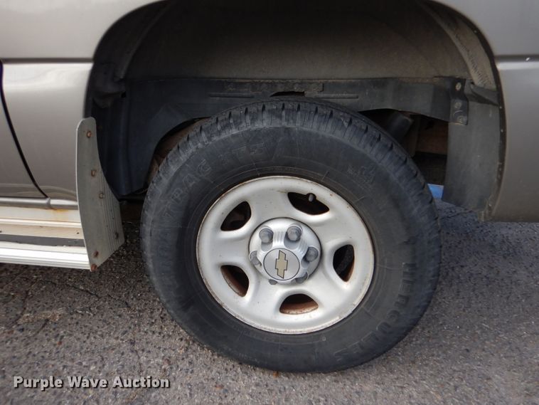 image for item IV9900 2001 Chevrolet Suburban  SUV