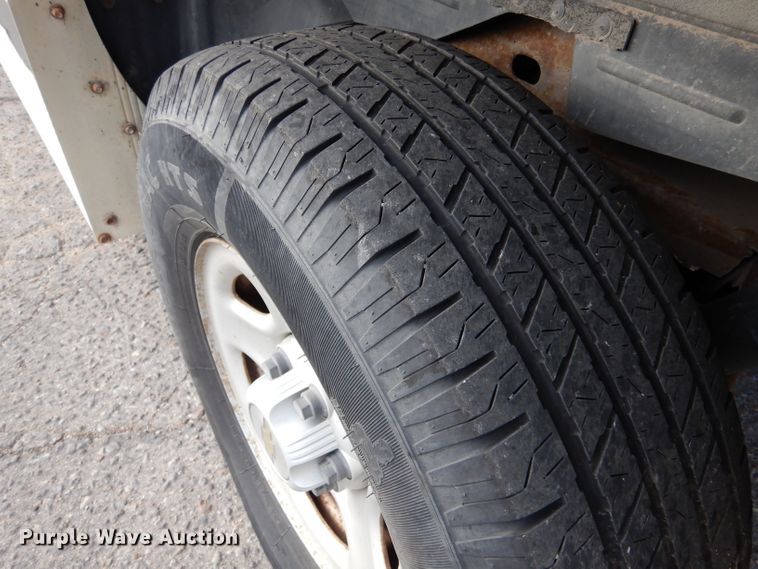 image for item IV9900 2001 Chevrolet Suburban  SUV