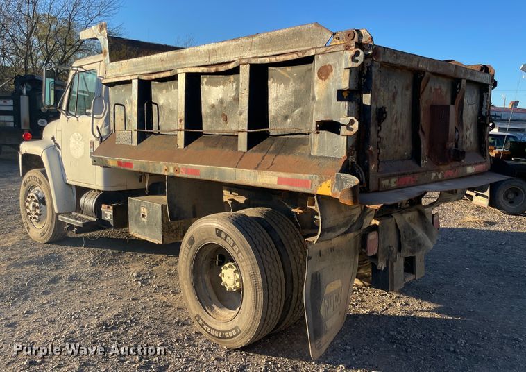 image for item IX9619 1986 International S1700  dump truck