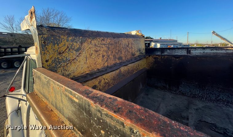 image for item IX9619 1986 International S1700  dump truck