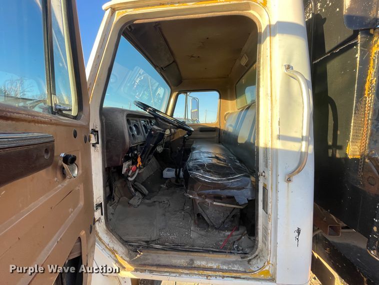 image for item IX9619 1986 International S1700  dump truck