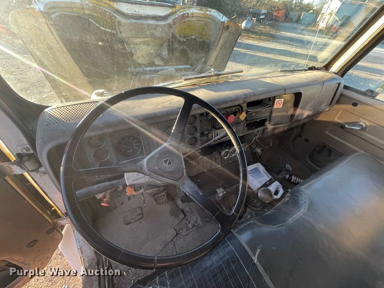 image for item IX9619 1986 International S1700  dump truck