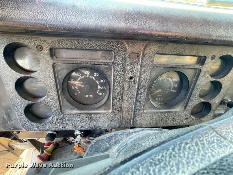 image for item IX9619 1986 International S1700  dump truck