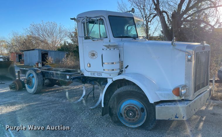 image for item IX9628 1991 Peterbilt 378  truck cab and chassis
