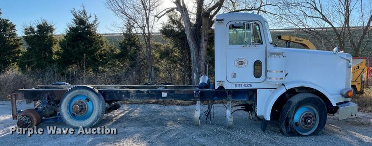 image for item IX9628 1991 Peterbilt 378  truck cab and chassis
