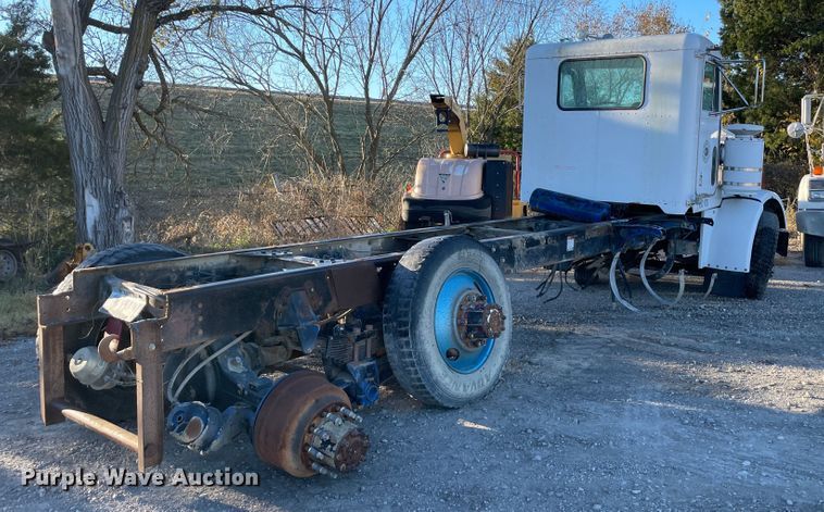 image for item IX9628 1991 Peterbilt 378  truck cab and chassis