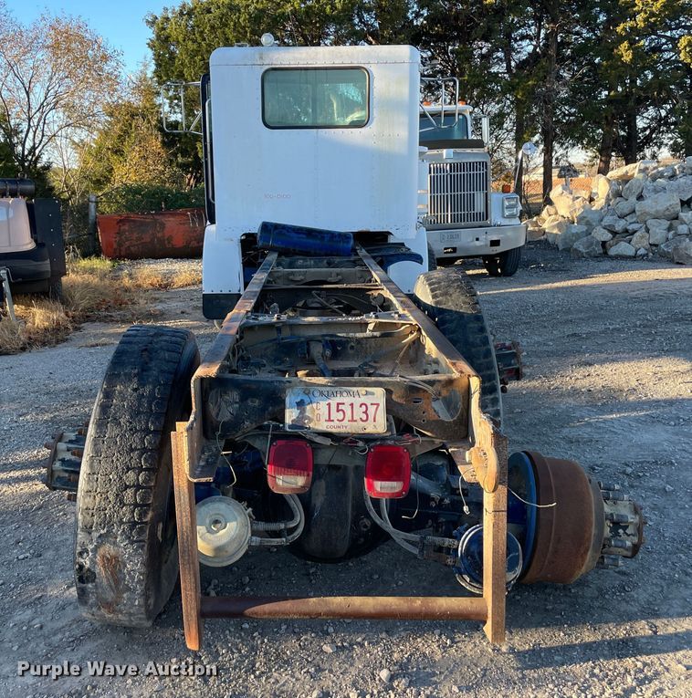 image for item IX9628 1991 Peterbilt 378  truck cab and chassis