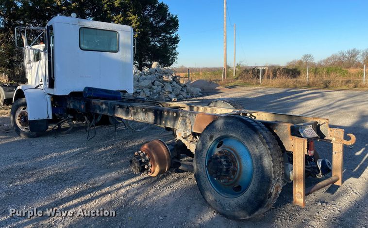 image for item IX9628 1991 Peterbilt 378  truck cab and chassis