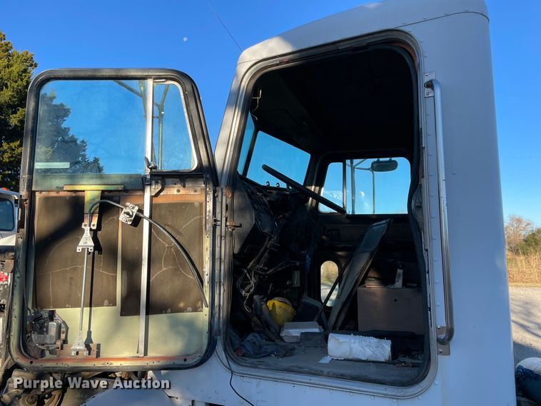 image for item IX9628 1991 Peterbilt 378  truck cab and chassis