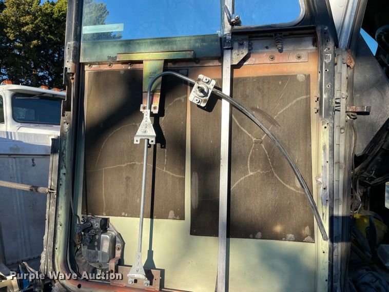 image for item IX9628 1991 Peterbilt 378  truck cab and chassis