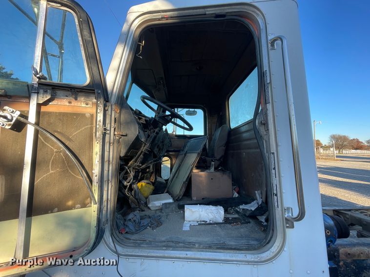 image for item IX9628 1991 Peterbilt 378  truck cab and chassis