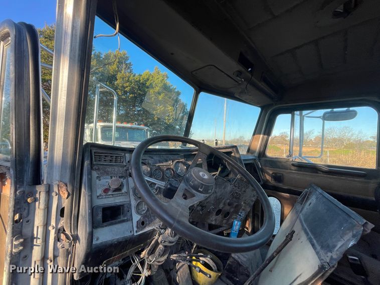 image for item IX9628 1991 Peterbilt 378  truck cab and chassis