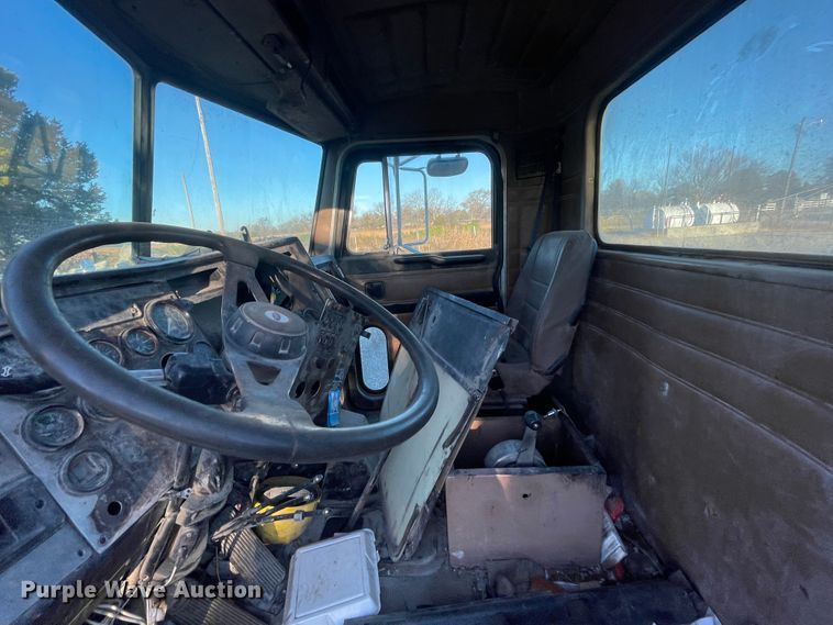 image for item IX9628 1991 Peterbilt 378  truck cab and chassis