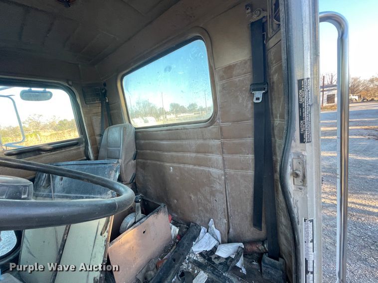 image for item IX9628 1991 Peterbilt 378  truck cab and chassis