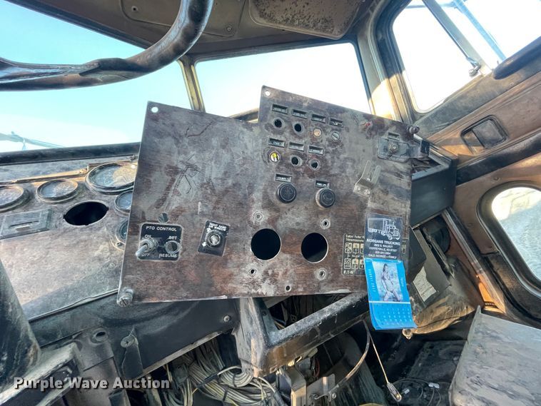 image for item IX9628 1991 Peterbilt 378  truck cab and chassis