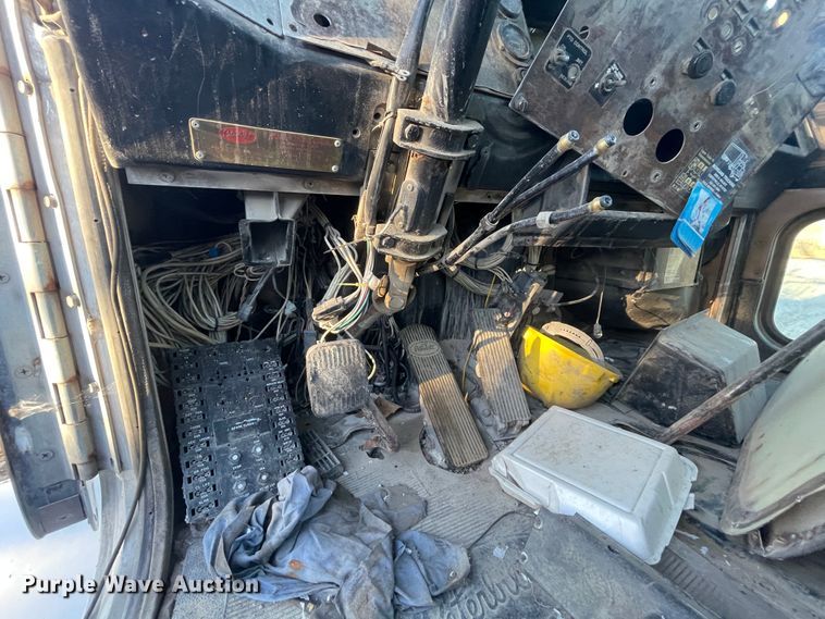 image for item IX9628 1991 Peterbilt 378  truck cab and chassis