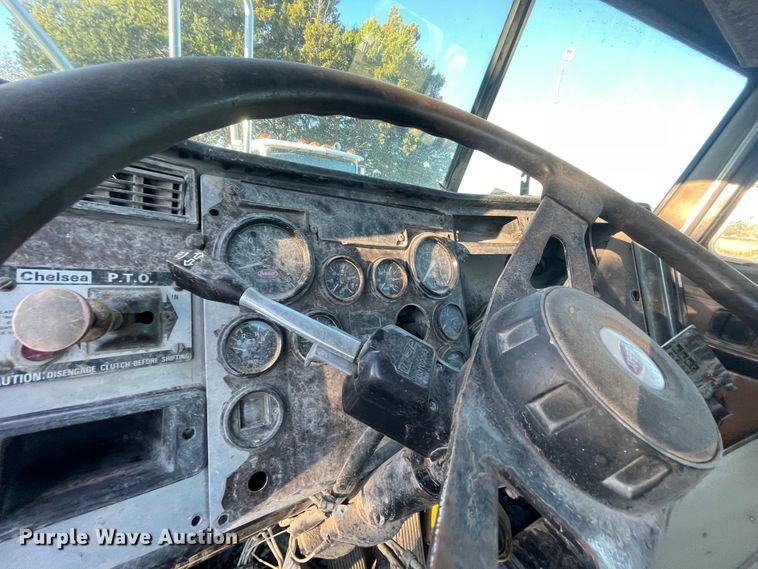 image for item IX9628 1991 Peterbilt 378  truck cab and chassis