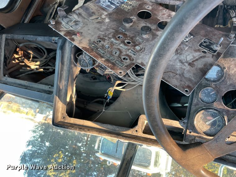 image for item IX9628 1991 Peterbilt 378  truck cab and chassis