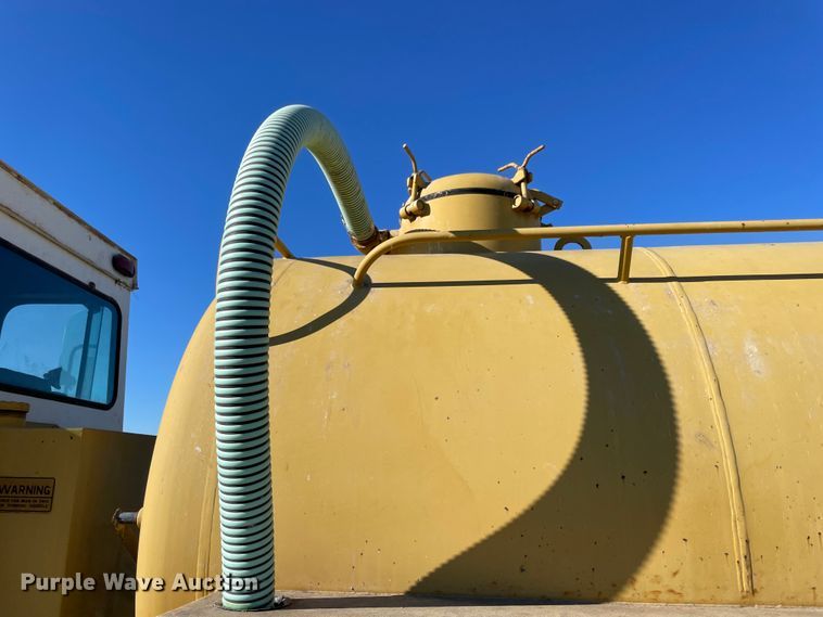 image for item IX9664 Ag-Gator 2004  applicator