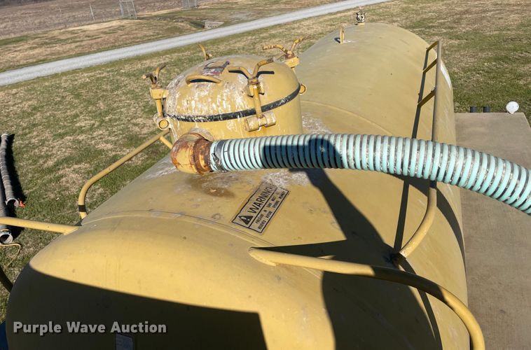 image for item IX9664 Ag-Gator 2004  applicator