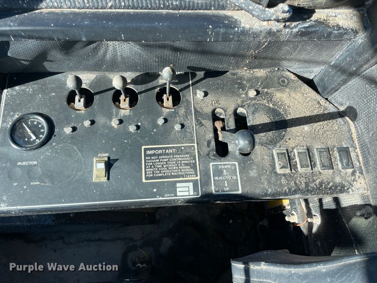 image for item IX9664 Ag-Gator 2004  applicator