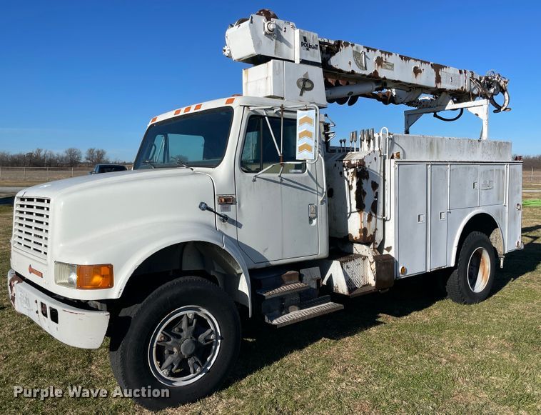 image for item IX9665 1992 International 4700  digger derrick truck