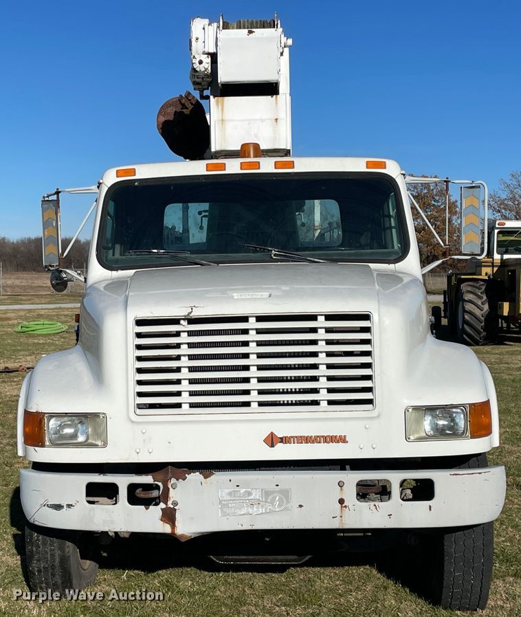 image for item IX9665 1992 International 4700  digger derrick truck