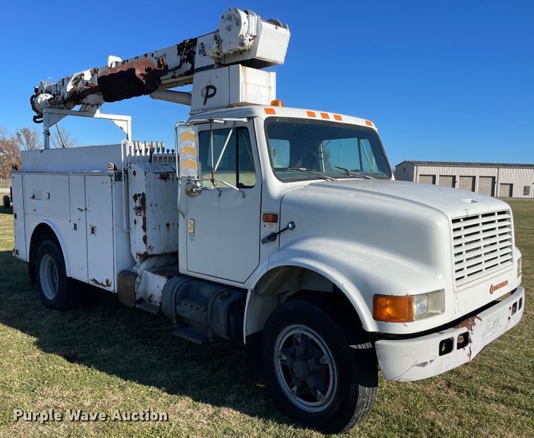 image for item IX9665 1992 International 4700  digger derrick truck