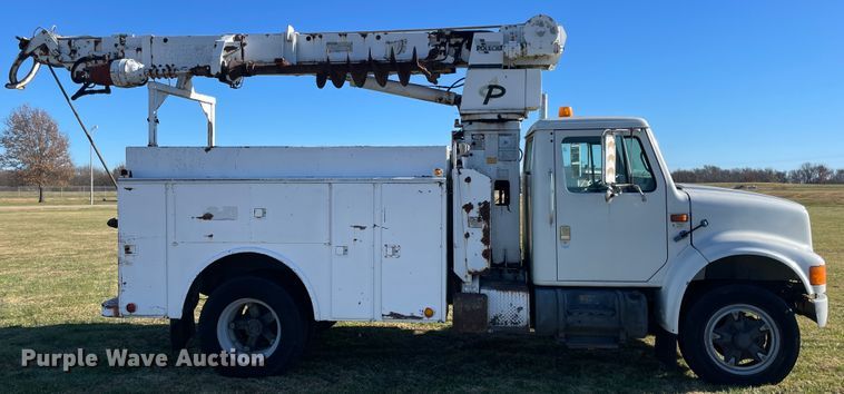 image for item IX9665 1992 International 4700  digger derrick truck