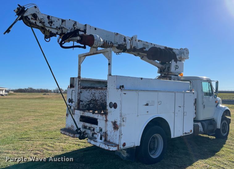 image for item IX9665 1992 International 4700  digger derrick truck
