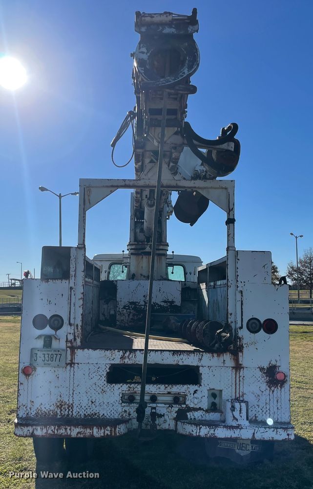 image for item IX9665 1992 International 4700  digger derrick truck