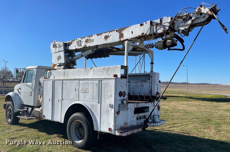 image for item IX9665 1992 International 4700  digger derrick truck