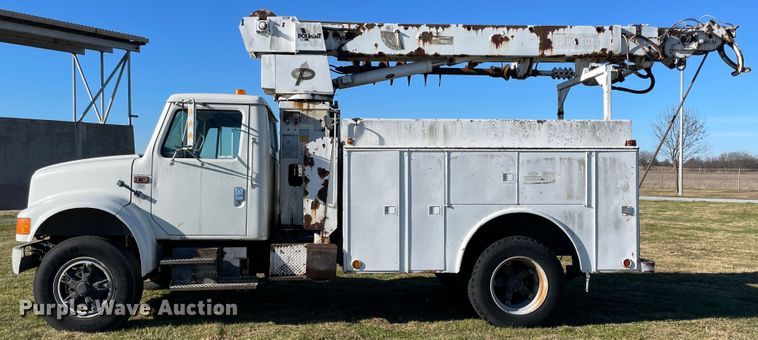 image for item IX9665 1992 International 4700  digger derrick truck