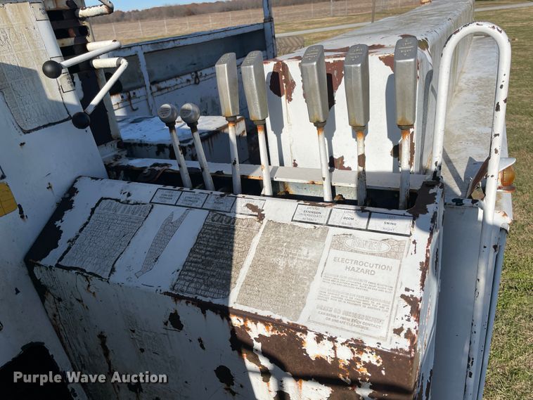 image for item IX9665 1992 International 4700  digger derrick truck