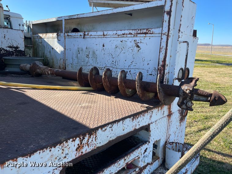 image for item IX9665 1992 International 4700  digger derrick truck