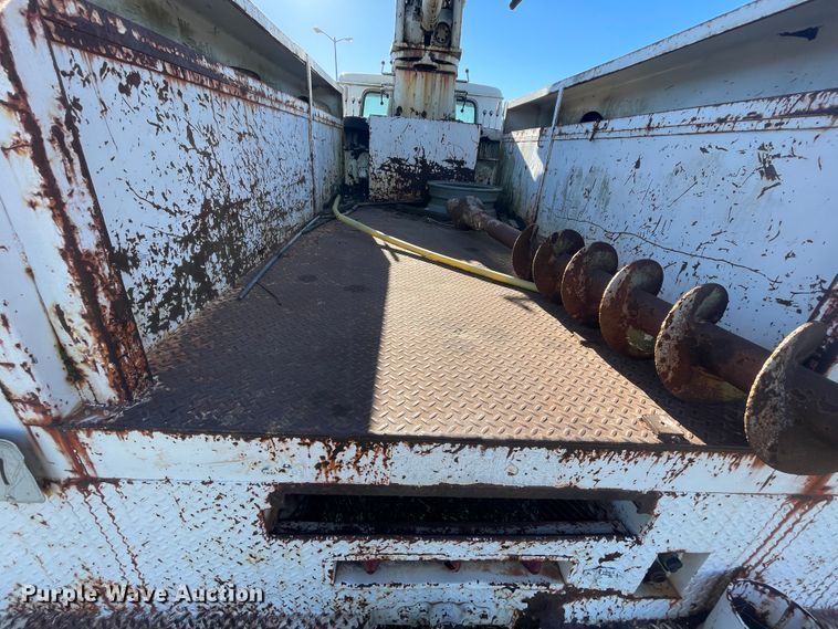 image for item IX9665 1992 International 4700  digger derrick truck