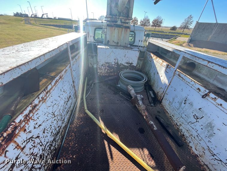 image for item IX9665 1992 International 4700  digger derrick truck