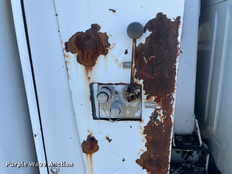 image for item IX9665 1992 International 4700  digger derrick truck