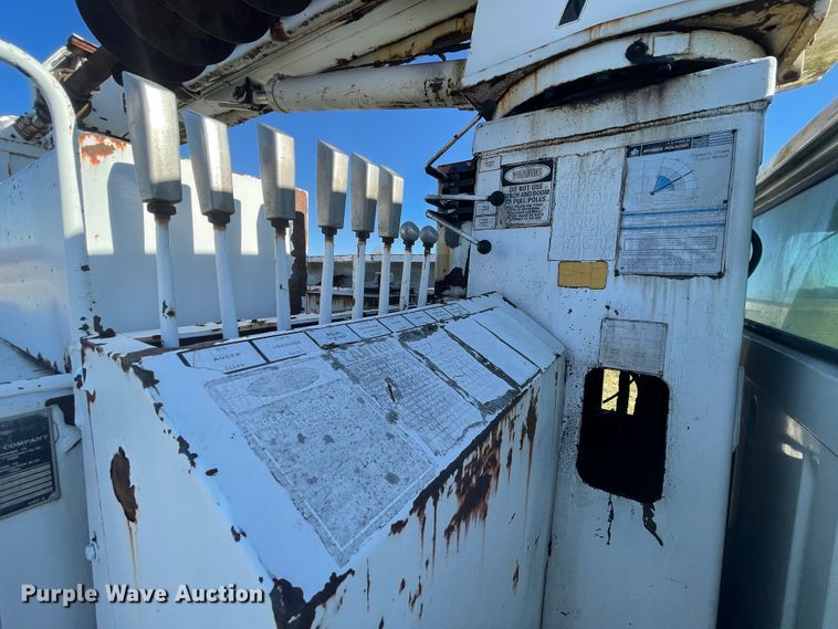 image for item IX9665 1992 International 4700  digger derrick truck