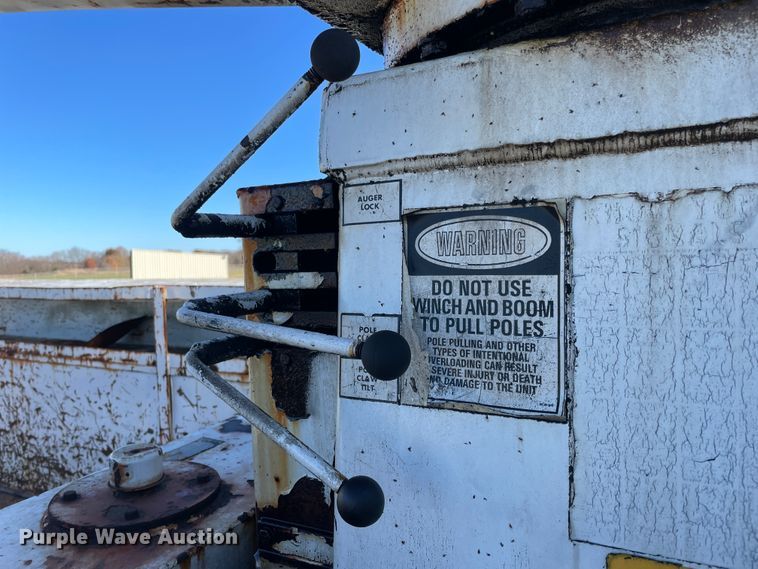 image for item IX9665 1992 International 4700  digger derrick truck