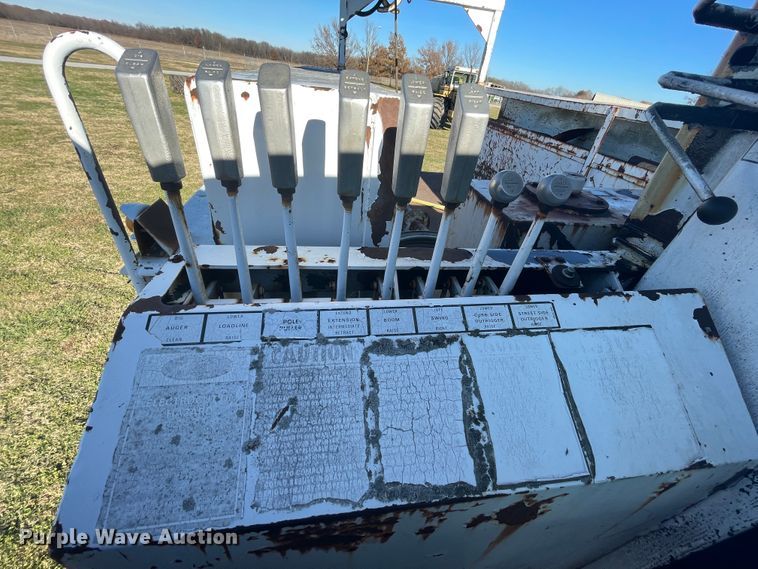 image for item IX9665 1992 International 4700  digger derrick truck