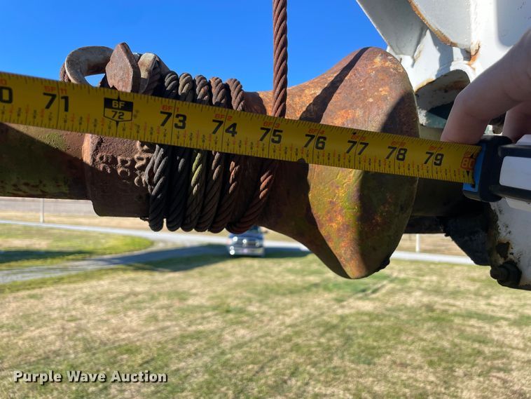 image for item IX9665 1992 International 4700  digger derrick truck